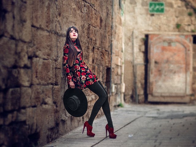 Обои девушка, платье, стена, ножки, туфли, шляпа, боке, che nai, girl, dress, wall, legs, shoes, hat, bokeh разрешение 2048x1366 Загрузить