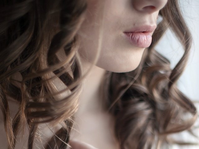 Обои девушка, волосы, губы, лицо, локоны, girl, hair, lips, face, curls разрешение 2560x1548 Загрузить