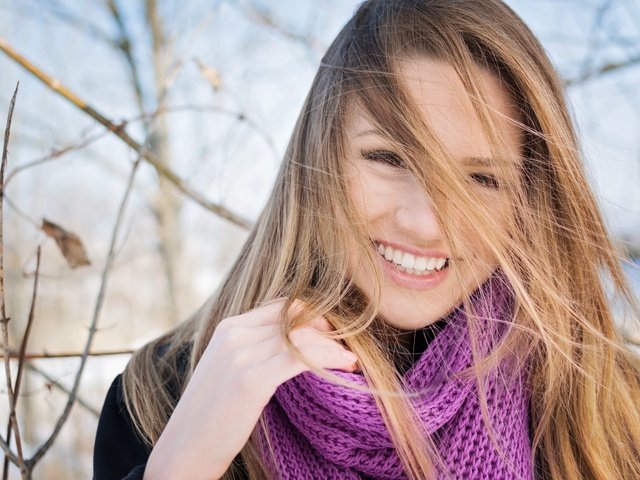 Обои девушка, улыбка, взгляд, осень, волосы, лицо, шарф, girl, smile, look, autumn, hair, face, scarf разрешение 6000x4000 Загрузить