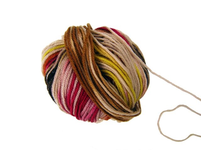 Обои шерсть, моток, разноцветные, белый фон, клубок, нитки, вязание, пряжа, рукоделие, wool, a coil, colorful, white background, tangle, thread, knitting, yarn, needlework разрешение 3648x2736 Загрузить