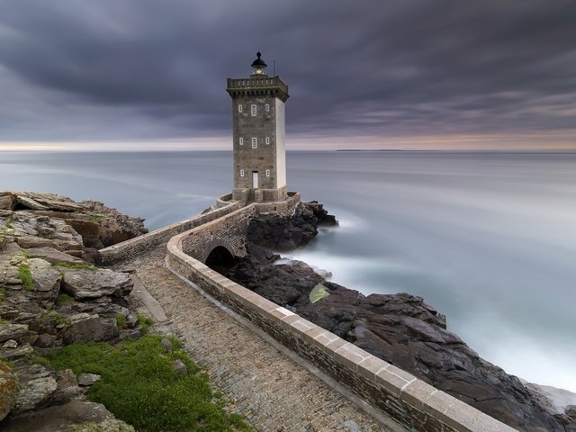 Обои небо, берег, море, маяк, горизонт, франция, kermorvan, the sky, shore, sea, lighthouse, horizon, france разрешение 1920x1173 Загрузить