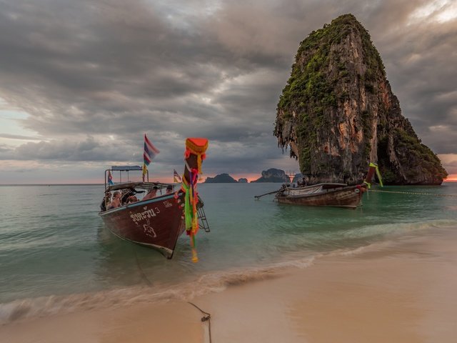 Обои берег, море, скала, лодка, таиланд, shore, sea, rock, boat, thailand разрешение 2048x1144 Загрузить