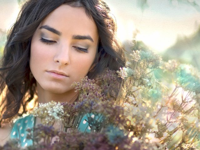 Обои цветы, девушка, настроение, портрет, лицо, макияж, flowers, girl, mood, portrait, face, makeup разрешение 2048x1365 Загрузить