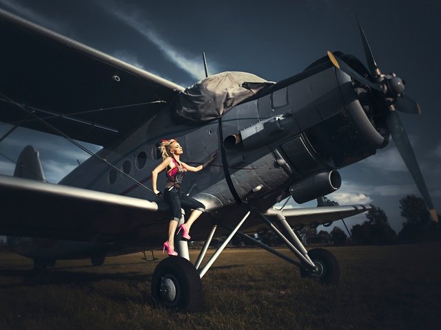 Обои девушка, самолет, поза, модель, ножки, биплан, высокие каблуки, girl, the plane, pose, model, legs, biplane, high heels разрешение 2048x1365 Загрузить