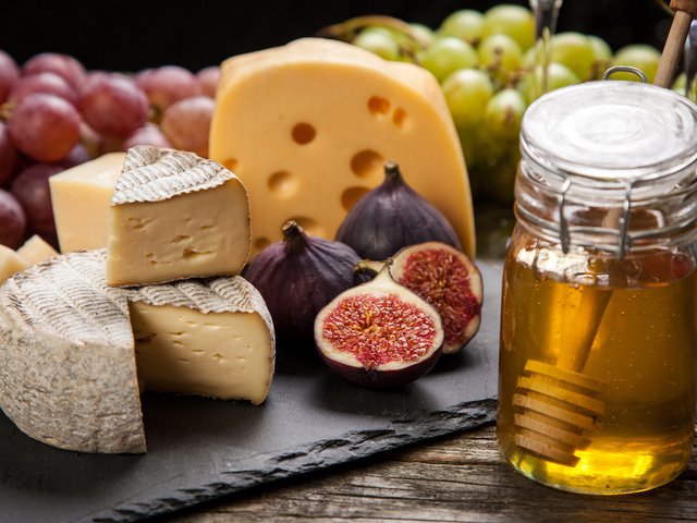 Обои виноград, сыр, мед, инжир, grapes, cheese, honey, figs разрешение 1920x1200 Загрузить