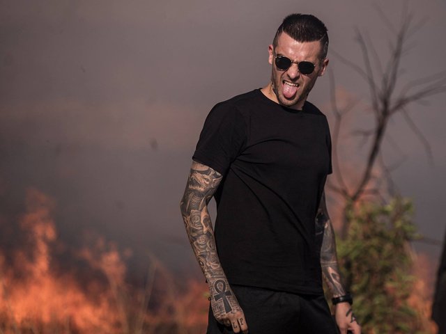 Обои очки, татуировки, мужчина, язык, брюнет, glasses, tattoo, male, language, brunette разрешение 1920x1200 Загрузить