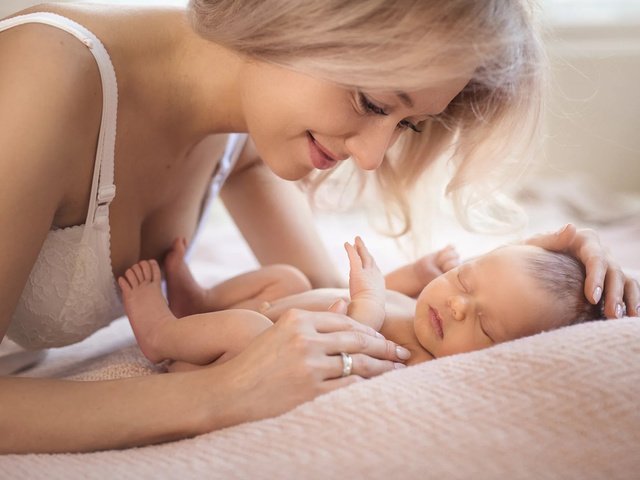 Обои блондинка, улыбка, ребенок, мама, младенец, blonde, smile, child, mom, baby разрешение 2000x1333 Загрузить