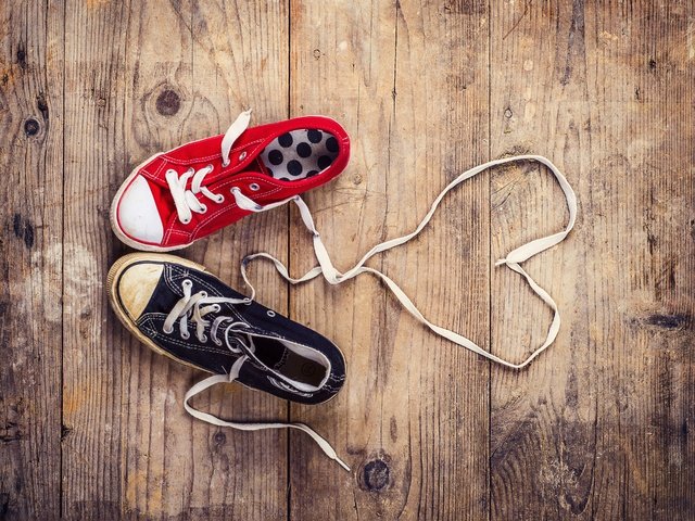 Обои кеды, сердце, обувь, шнурки, деревянная поверхность, sneakers, heart, shoes, laces, wooden surface разрешение 3840x3082 Загрузить