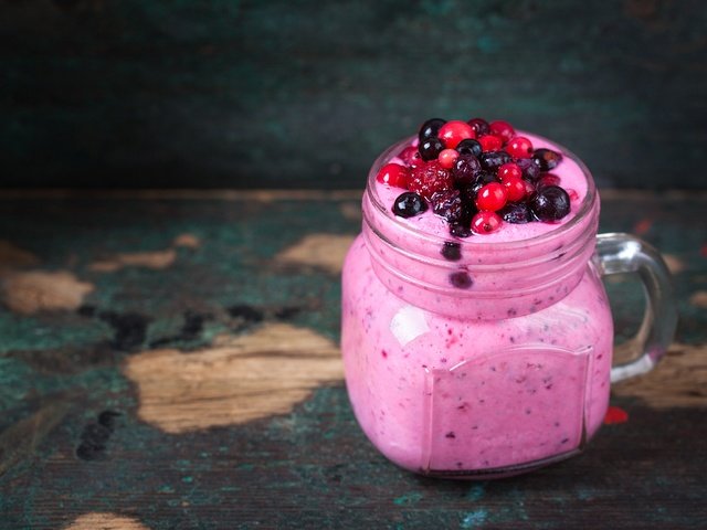 Обои малина, ягоды, завтрак, красная смородина, смузи, чёрная смородина, raspberry, berries, breakfast, red currant, smoothies, black currant разрешение 4752x3168 Загрузить