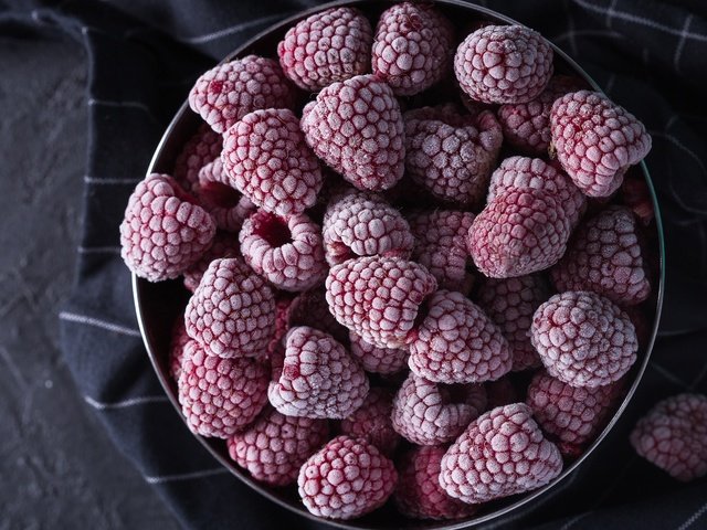 Обои малина, иней, темный фон, ткань, ягоды, миска, raspberry, frost, the dark background, fabric, berries, bowl разрешение 5760x3240 Загрузить