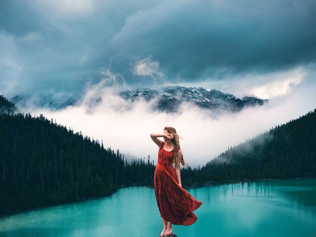 Обои облака, lizzy gadd, озеро, лес, девушка, платье, туман, гора, модель, clouds, lake, forest, girl, dress, fog, mountain, model разрешение 2000x1334 Загрузить