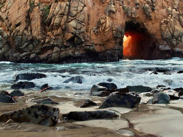 Обои свет, калифорния, камни, проем, берег, pfeiffer state beach, волны, море, скала, сша, арка, light, ca, stones, opening, shore, wave, sea, rock, usa, arch разрешение 1920x1200 Загрузить