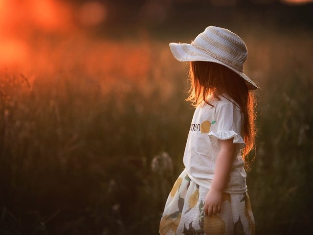 Обои закат, поле, дети, девочка, волосы, шляпка, sunset, field, children, girl, hair, hat разрешение 2000x1335 Загрузить