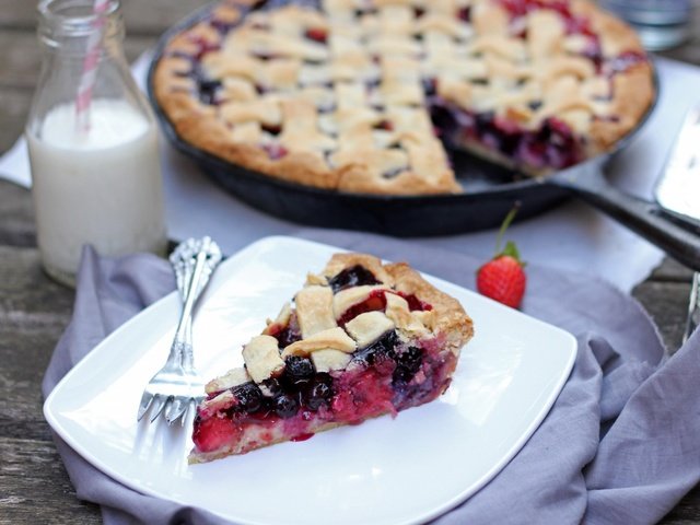 Обои еда, клубника, черника, бутылка, молоко, сладкое, выпечка, пирог, food, strawberry, blueberries, bottle, milk, sweet, cakes, pie разрешение 2560x1578 Загрузить