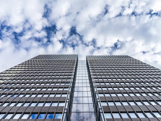 Обои небо, облака, архитектура, здание, окна, небоскрёб, the sky, clouds, architecture, the building, windows, skyscraper разрешение 2048x1365 Загрузить