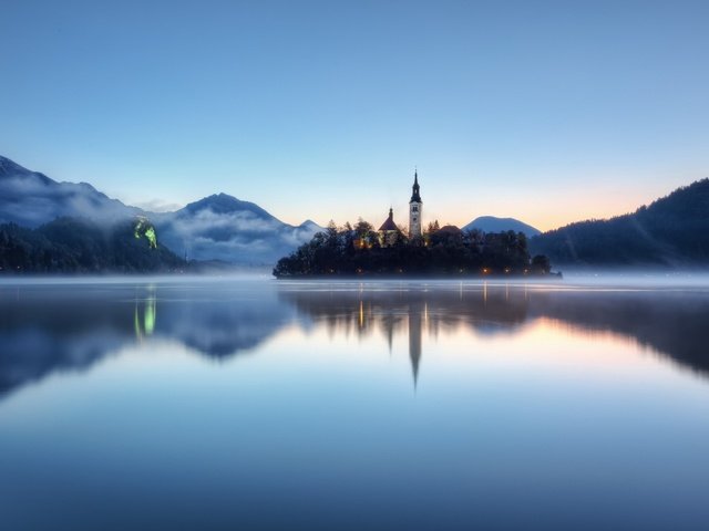 Обои отражение, туман, башня, словения, озеро блед, reflection, fog, tower, slovenia, lake bled разрешение 1920x1200 Загрузить