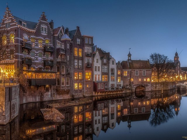 Обои ночь, огни, отражение, город, нидерланды, амстердам, herman van den berge, night, lights, reflection, the city, netherlands, amsterdam разрешение 2000x1338 Загрузить