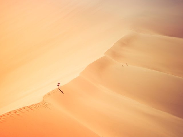 Обои девушка, песок, пустыня, одиночество, следы, солнечный свет, girl, sand, desert, loneliness, traces, sunlight разрешение 6507x3289 Загрузить