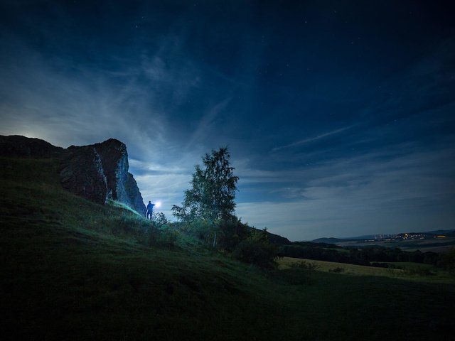 Обои небо, трава, облака, гора, луна, холм, береза, patrik spiesecke, the sky, grass, clouds, mountain, the moon, hill, birch разрешение 2000x1333 Загрузить