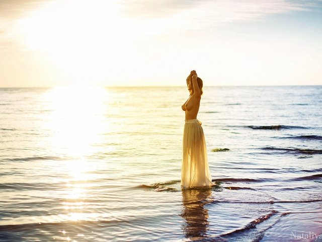 Обои вода, девушка, море, поза, модель, наталия жмерик, water, girl, sea, pose, model, natalia emeric разрешение 1920x1280 Загрузить