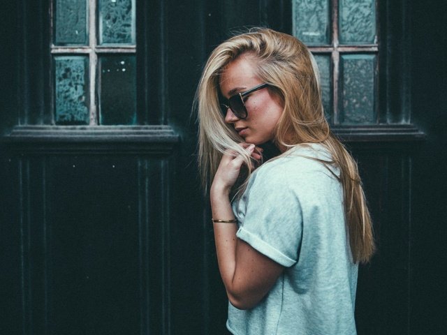 Обои девушка, блондинка, очки, модель, профиль, волосы, лицо, ben parker, girl, blonde, glasses, model, profile, hair, face разрешение 2000x1319 Загрузить