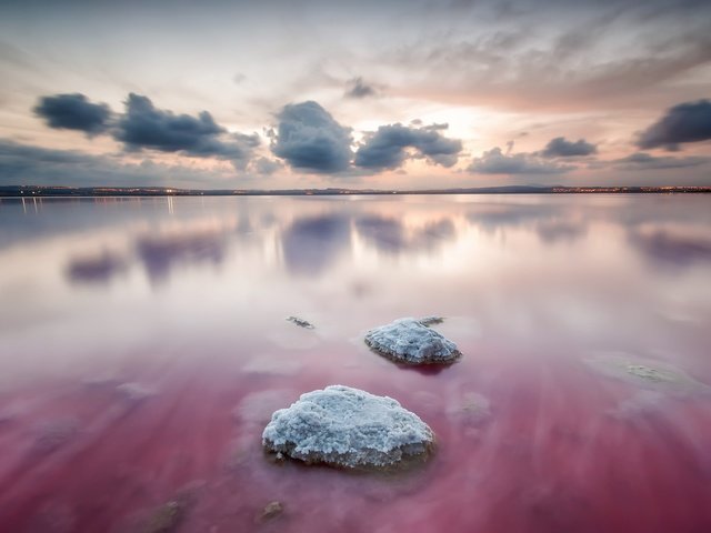 Обои небо, облака, озеро, камни, отражение, горизонт, испания, валенсия, the sky, clouds, lake, stones, reflection, horizon, spain, valencia разрешение 2048x1365 Загрузить