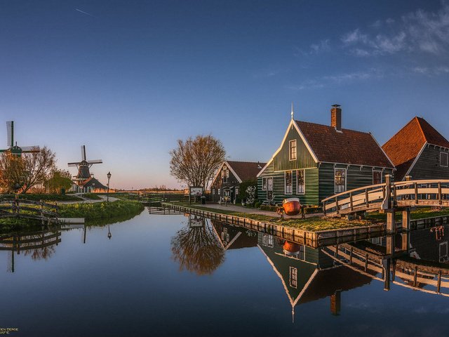 Обои вода, herman van den berge, zaanse schans, отражение, деревня, канал, мельница, дома, нидерланды, голландия, water, reflection, village, channel, mill, home, netherlands, holland разрешение 1920x1283 Загрузить