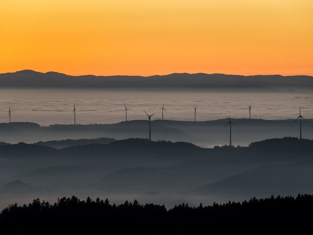 Обои небо, горы, закат, туман, горизонт, ветряки, ветротурбины, the sky, mountains, sunset, fog, horizon, windmills, wind turbine разрешение 5962x3354 Загрузить