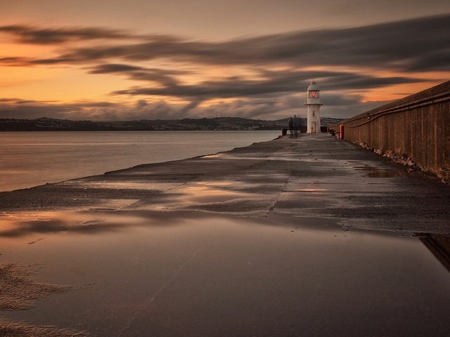 Обои небо, облака, море, маяк, англия, отлив, бриксхем, the sky, clouds, sea, lighthouse, england, tide, brixham разрешение 2048x1246 Загрузить