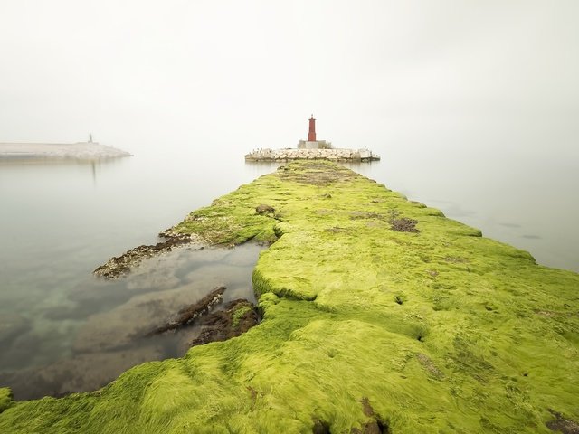 Обои камни, море, туман, маяк, пирс, stones, sea, fog, lighthouse, pierce разрешение 2048x1282 Загрузить