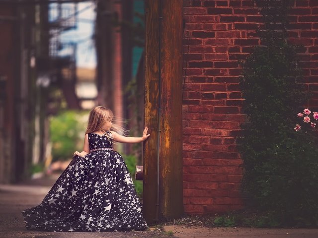 Обои платье, стена, дети, девочка, ребенок, кирпич, meg bitton, dress, wall, children, girl, child, brick разрешение 2048x1358 Загрузить