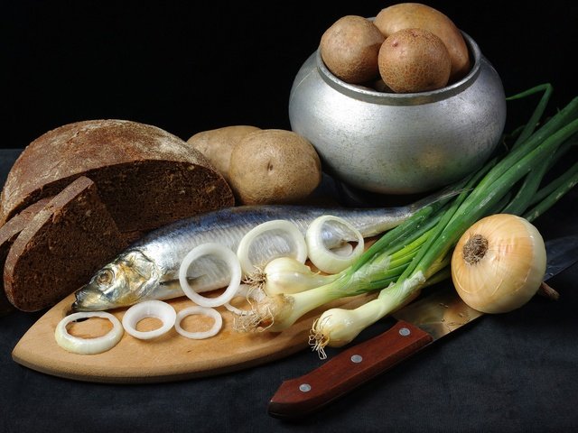 Обои лук, хлеб, черный фон, рыба, селёдка, картошка, bow, bread, black background, fish, herring, potatoes разрешение 1920x1200 Загрузить