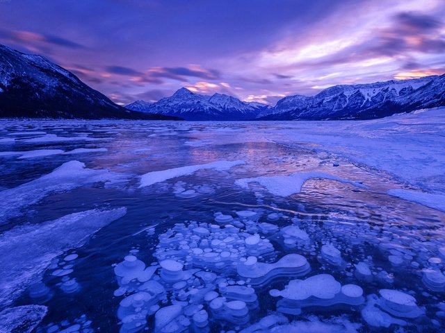 Обои небо, облака, озеро, горы, закат, зима, пейзаж, лёд, the sky, clouds, lake, mountains, sunset, winter, landscape, ice разрешение 1920x1200 Загрузить