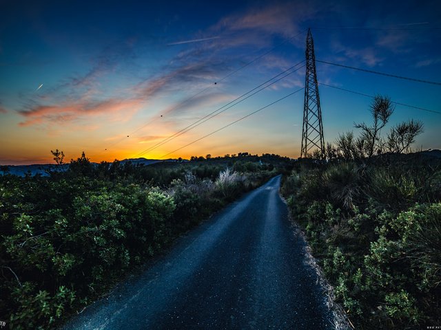 Обои небо, дорога, облака, растения, закат, the sky, road, clouds, plants, sunset разрешение 3000x2000 Загрузить