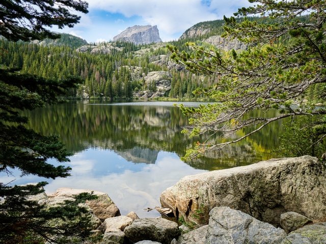 Обои деревья, горы, камни, лес, отражение, водоем, trees, mountains, stones, forest, reflection, pond разрешение 2048x1365 Загрузить