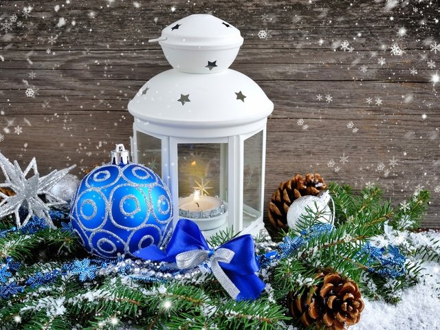 Обои снег, новый год, елка, шары, украшения, фонарь, рождество, шишки, snow, new year, tree, balls, decoration, lantern, christmas, bumps разрешение 2880x1800 Загрузить