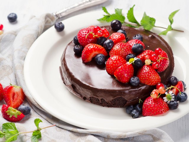 Обои клубника, ягоды, черника, шоколад, торт, крем, strawberry, berries, blueberries, chocolate, cake, cream разрешение 4928x3264 Загрузить