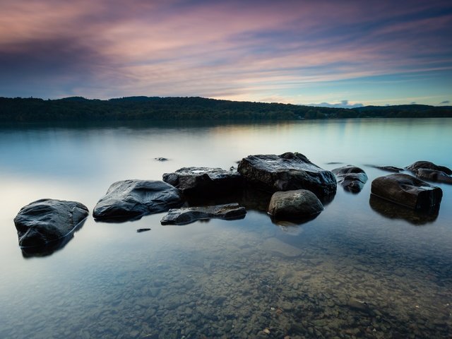 Обои небо, облака, вода, озеро, скалы, камни, пейзаж, горизонт, the sky, clouds, water, lake, rocks, stones, landscape, horizon разрешение 2738x1825 Загрузить