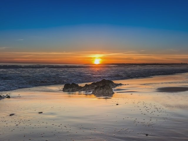 Обои небо, солнце, закат, море, пляж, горизонт, the sky, the sun, sunset, sea, beach, horizon разрешение 2000x1125 Загрузить