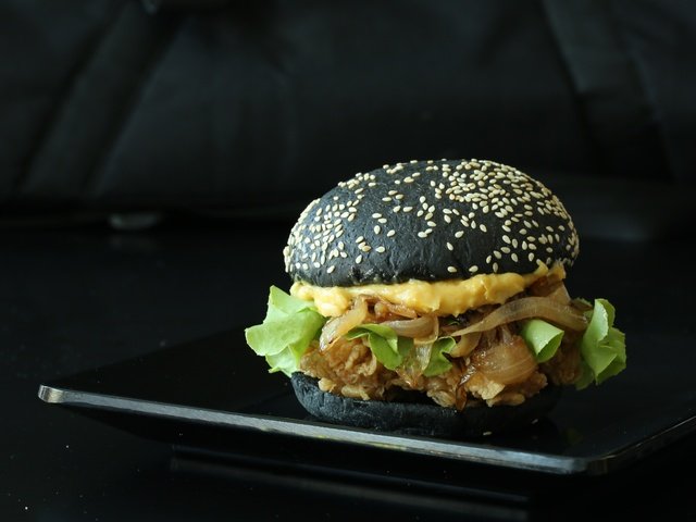 Обои гамбургер, черный фон, булочка, бургер, кунжут, hamburger, black background, bun, burger, sesame разрешение 5760x3840 Загрузить