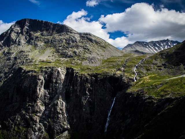 Обои небо, облака, горы, норвегия, горный хребет, trollstigen mountain range, тролльстиген, the sky, clouds, mountains, norway, mountain range разрешение 2048x1235 Загрузить