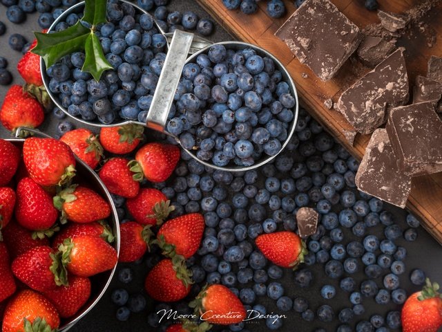 Обои клубника, ягоды, черника, шоколад, strawberry, berries, blueberries, chocolate разрешение 2500x1668 Загрузить