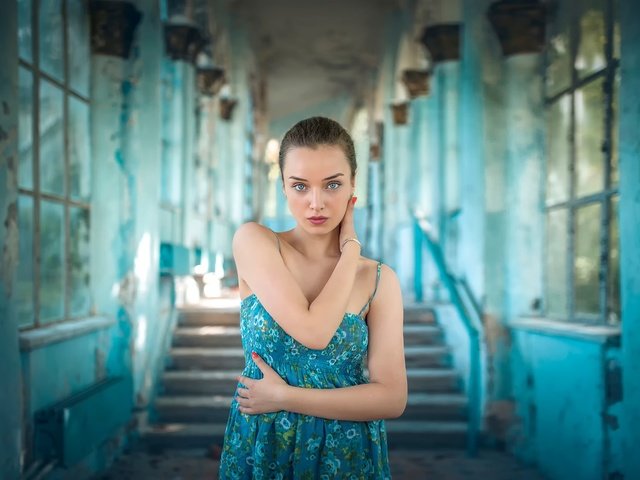 Обои девушка, платье, взгляд, волосы, лицо, руки, bessarion chakhvadze, girl, dress, look, hair, face, hands разрешение 1920x1269 Загрузить