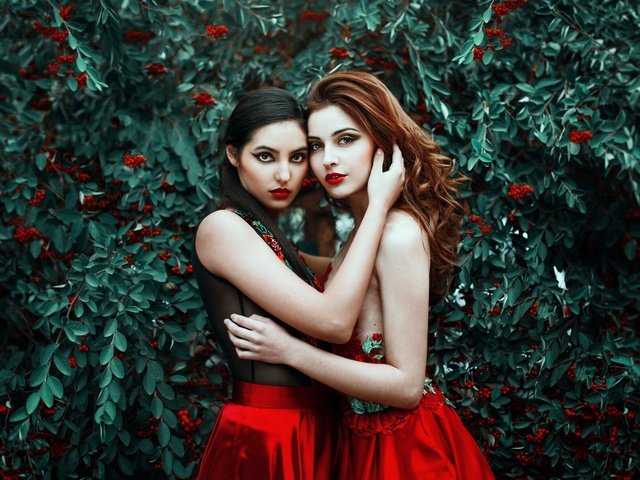 Обои брюнетка, девушки, рыжая, ягоды, макияж, подруги, ronny garcia, brunette, girls, red, berries, makeup, friend разрешение 2048x1366 Загрузить