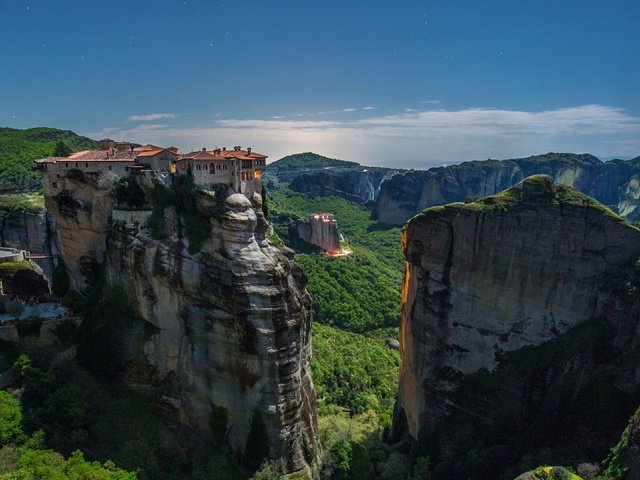 Обои горы, скалы, лето, дом, греция, монастыри метеоры, mountains, rocks, summer, house, greece, meteora разрешение 4096x2160 Загрузить