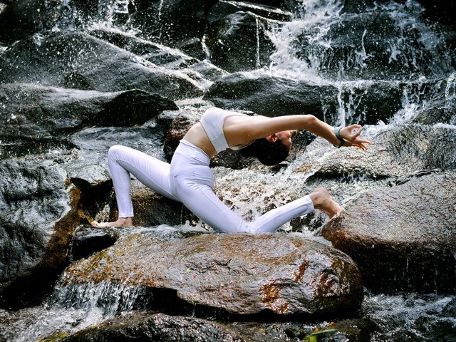 Обои вода, природа, камни, девушка, поза, йога, гимнастика, water, nature, stones, girl, pose, yoga, gymnastics разрешение 2048x1367 Загрузить