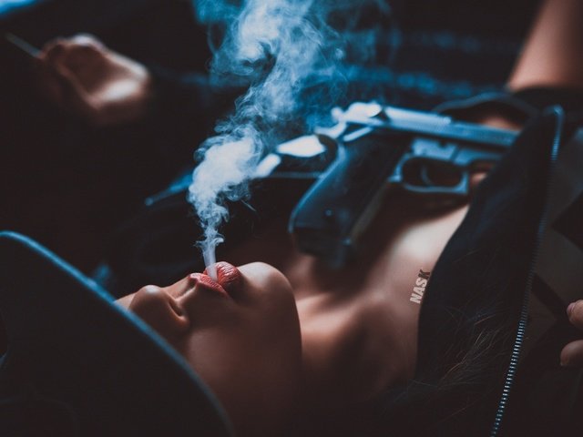 Обои девушка, дым, модель, лицо, ствол, сигарета, кепка, nask nach, girl, smoke, model, face, trunk, cigarette, cap разрешение 2048x1366 Загрузить