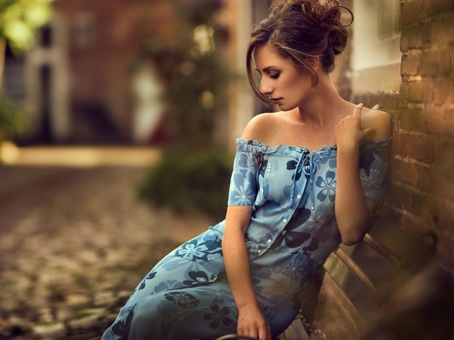 Обои девушка, платье, улица, здания, шатенка, декольте, girl, dress, street, building, brown hair, neckline разрешение 2010x1280 Загрузить