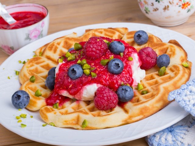 Обои мороженое, ягоды, десерт, вафли, сироп, ice cream, berries, dessert, waffles, syrup разрешение 4000x2636 Загрузить