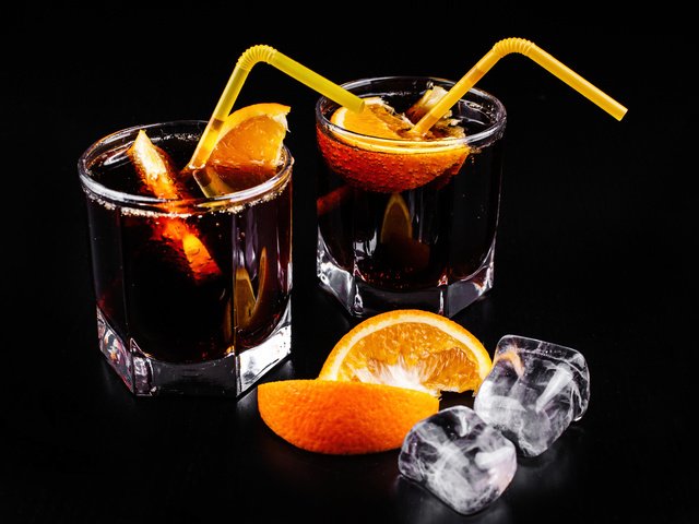 Обои черный фон, кола, апельсин, кубики льда, коктейль, напитки, дольки, стаканы, ром, трубочки, black background, cola, orange, ice cubes, cocktail, drinks, slices, glasses, rum, tube разрешение 5510x3673 Загрузить
